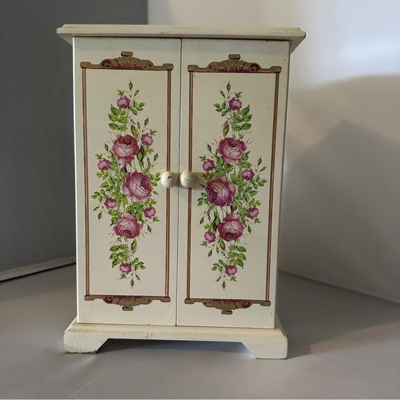 Tabletop wooden jewelry box